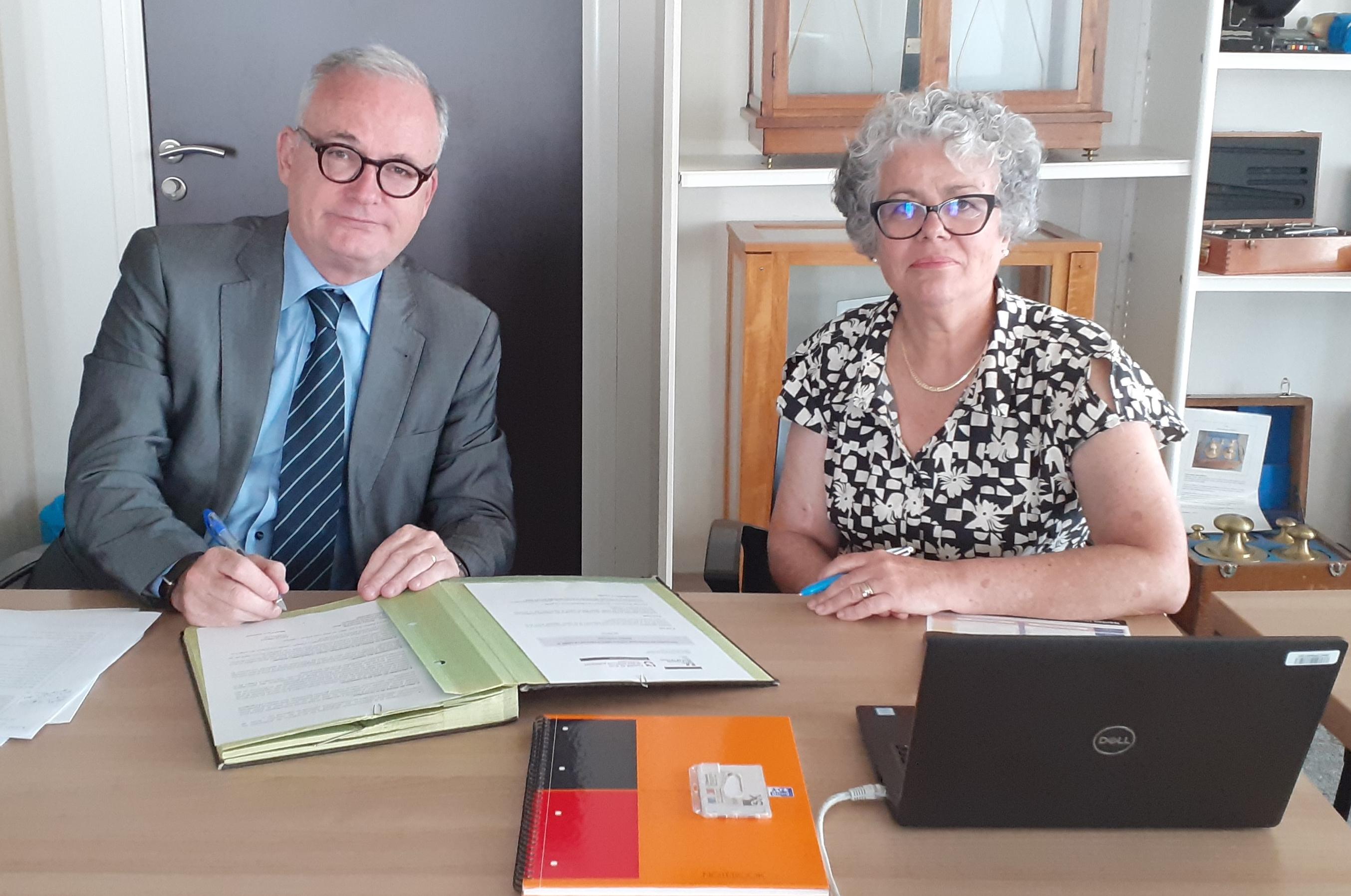 Signature de la convention par Madame Marie-Pierre Durand, Directrice de la DREETS Pays de Loire et Olivier Ménard, Doyen de la Faculté